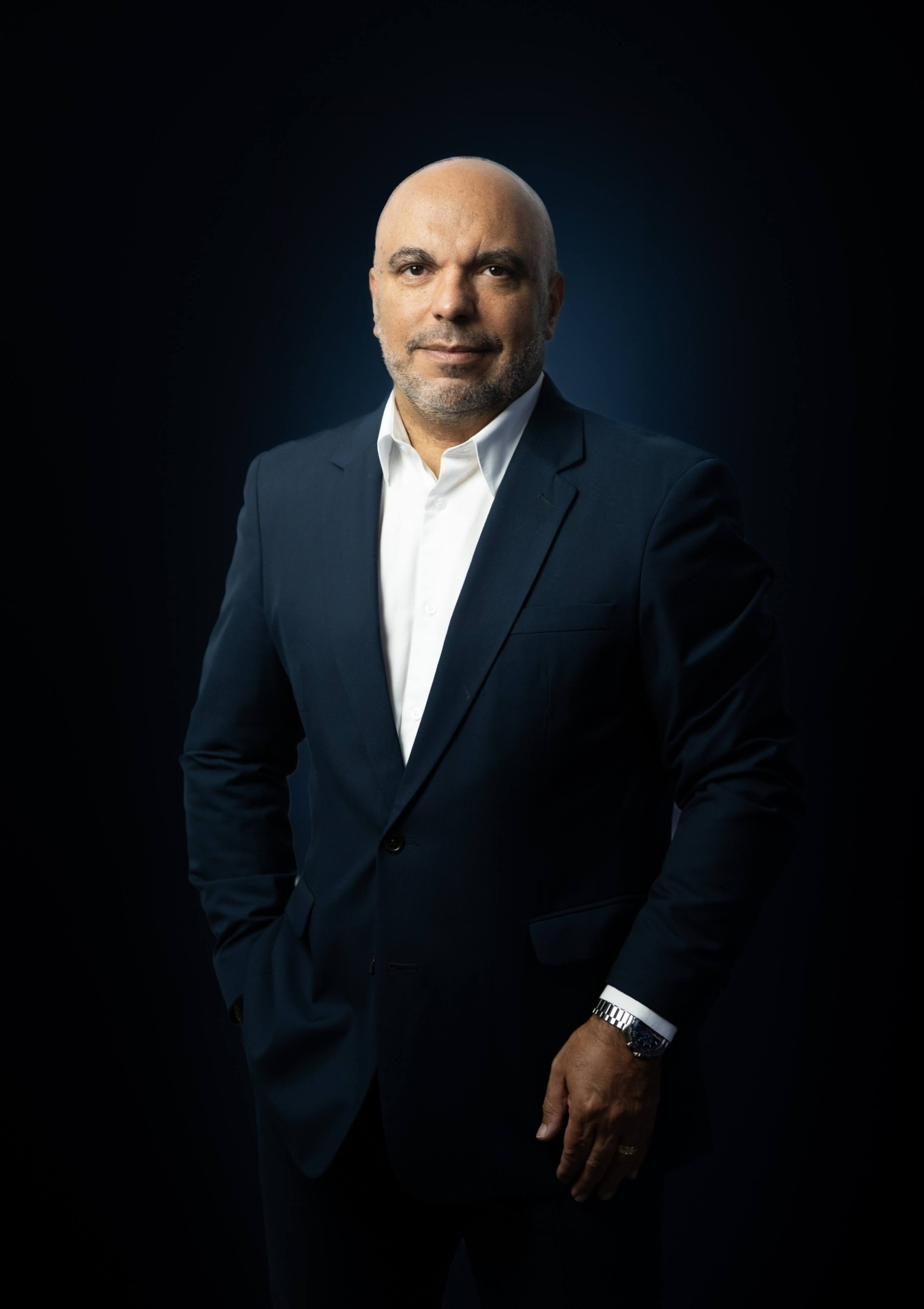 Antonio Carlos Brasil — retrato premium com iluminação cinematográfica